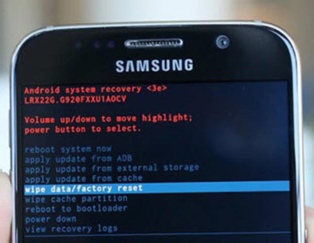 ریست فکتوری با استفاده از دکمه ها